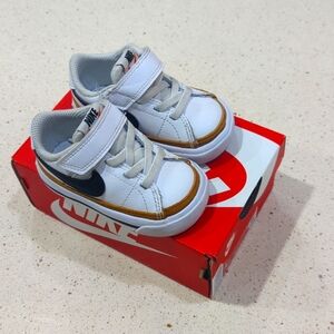 4c Nike Court Legacy